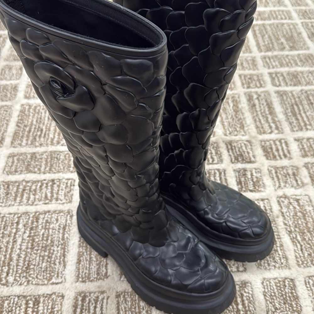 VALENTINO GARAVANI
Rose Knee High Boots